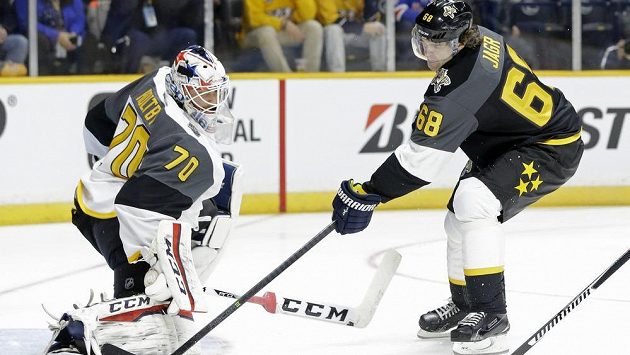 Jaromír Jágr v Utkání hvězd NHL před brankářem Metropolitní divize Bradenem Holtbym. Jaromír Jágr v Utkání hvězd NHL před brankářem Metropolitní divize Bradenem Holtbym.