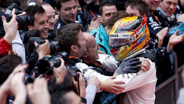Lewis Hamilton po vítězství ve Velké ceně Číny. Lewis Hamilton po vítězství ve Velké ceně Číny.