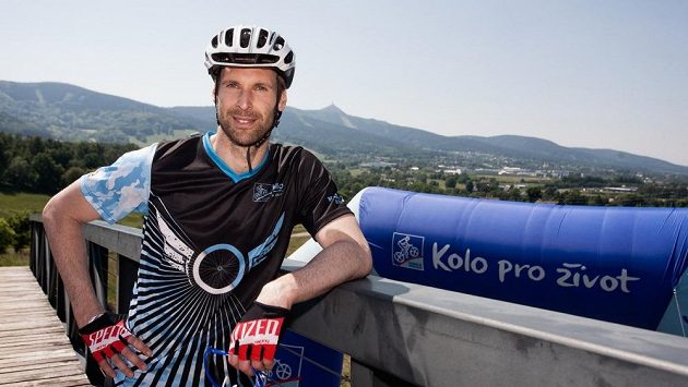 Petr Čech vyměnil brankářskou výbavu za cyklistikou při seriálu Kolo pro život už v minulém roce, kdy absolvoval závod pod libereckým Ještědem. Petr Čech vyměnil brankářskou výbavu za cyklistikou při seriálu Kolo pro život už v minulém roce, kdy absolvoval závod pod libereckým Ještědem.