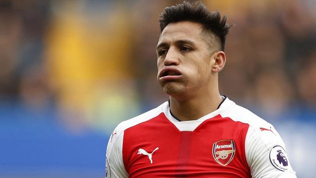 Zklamaný útočník Arsenalu Alexis Sánchez. Zklamaný útočník Arsenalu Alexis Sánchez.