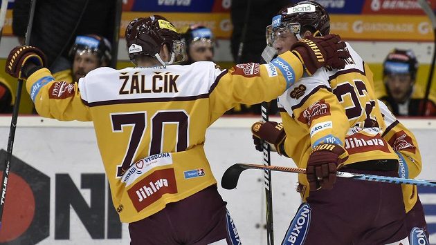 Hráči Jihlavy se radují z gólu, zleva Lukáš Žálčík a Jakub Suchánek. Hráči Jihlavy se radují z gólu, zleva Lukáš Žálčík a Jakub Suchánek.
