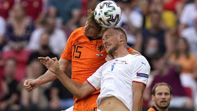 Nizozemský fotballista Marten de Roon v akci během osmifinále EURO s Antonínem Barákem. Nizozemský fotballista Marten de Roon v akci během osmifinále EURO s Antonínem Barákem.