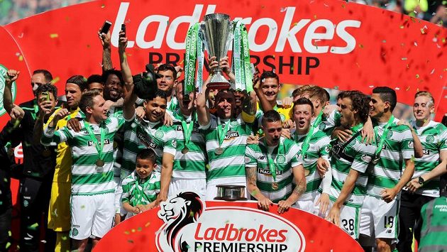 Fotbalistům Celticu chybí už pouze jediný zápas k tomu, aby jako první skotský tým od konce 19. století prošli celou prvoligovou sezónou bez porážky. Fotbalistům Celticu chybí už pouze jediný zápas k tomu, aby jako první skotský tým od konce 19. století prošli celou prvoligovou sezónou bez porážky.