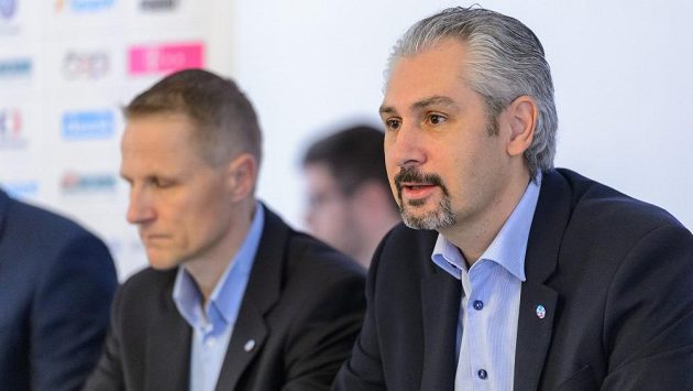 První muž českého florbalu Filip Šuman, vlevo trenér reprezentace Petri Kettunen. První muž českého florbalu Filip Šuman, vlevo trenér reprezentace Petri Kettunen.