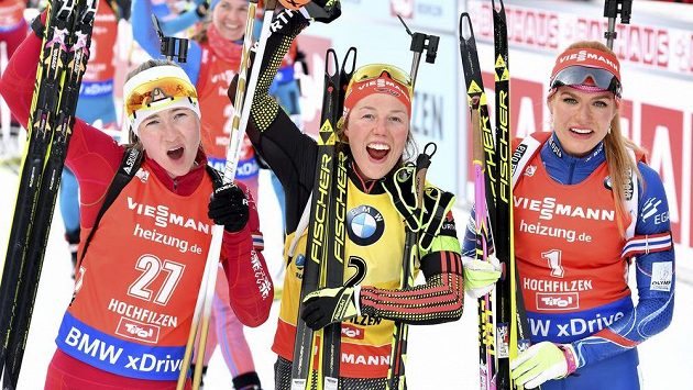 Darja Domračevová (vlevo), Laura Dahlmeierová (uprostřed) a Gabriela Koukalová se radují z medailí na mistrovství světa. Darja Domračevová (vlevo), Laura Dahlmeierová (uprostřed) a Gabriela Koukalová se radují z medailí na mistrovství světa.