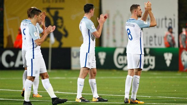 Angličtí fotbalisté zdraví fanoušky po kvalifikační výhře v Litvě. Angličtí fotbalisté zdraví fanoušky po kvalifikační výhře v Litvě.