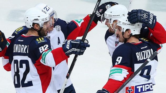 Hokejisté Slovanu Bratislava zleva Michal Vondrka, Ladislav Nagy, Michal Sersen a Štefan Ružička. Hokejisté Slovanu Bratislava zleva Michal Vondrka, Ladislav Nagy, Michal Sersen a Štefan Ružička.