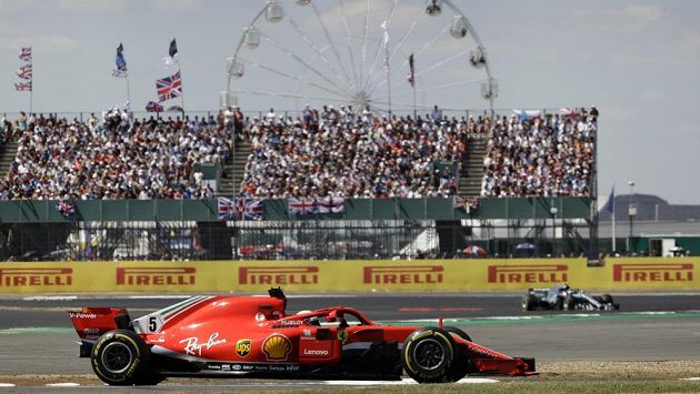 Sebastian Vettel z Německa na trati v Silverstonu. Sebastian Vettel z Německa na trati v Silverstonu.