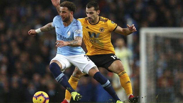 Kyle Walker z Manchesteru City (vlevo) a Jonny Castro z Wolverhamptonu Wanderers v utkání 19. kola. Kyle Walker z Manchesteru City (vlevo) a Jonny Castro z Wolverhamptonu Wanderers v utkání 19. kola.