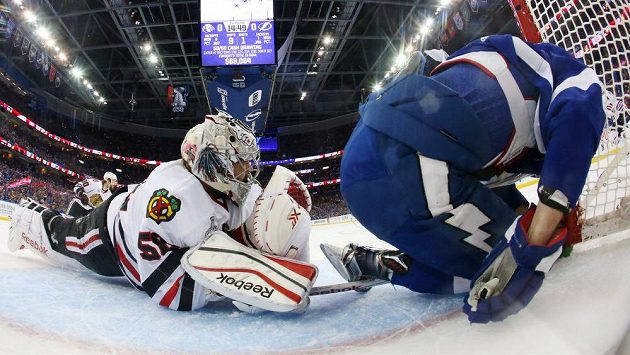 Corey Crawford (vlevo) po kontaktu s Nikitou Kučerovem (vpravo). Po této kolizi z úvodu utkání zamířil ruský útočník do šatny a duel pro něho skončil. Corey Crawford (vlevo) po kontaktu s Nikitou Kučerovem (vpravo). Po této kolizi z úvodu utkání zamířil ruský útočník do šatny a duel pro něho skončil.
