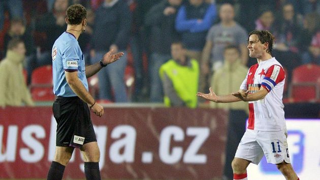 Záložník Slavie Karol Kisel (vpravo) a hlavní rozhodčí Libor Kovařík krátce poté, co byl Kisel vyloučen. Záložník Slavie Karol Kisel (vpravo) a hlavní rozhodčí Libor Kovařík krátce poté, co byl Kisel vyloučen.