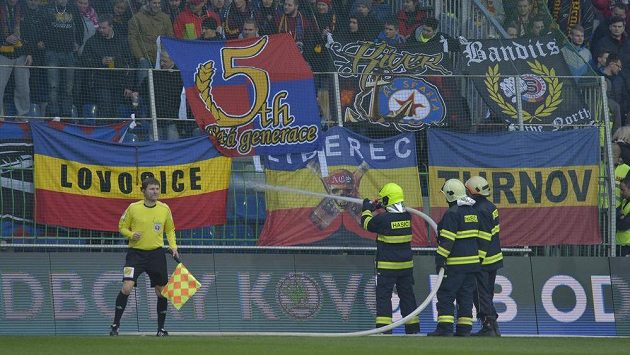 Při utkání Mladá Boleslav - Sparta musela být hra na chvíli přerušena kvůli zapáleným dýmovnicím v sektoru fanoušků hostů. Při utkání Mladá Boleslav - Sparta musela být hra na chvíli přerušena kvůli zapáleným dýmovnicím v sektoru fanoušků hostů.