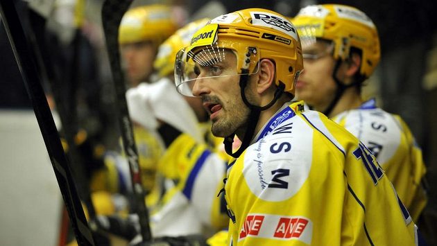 Zklamaní zlínští hráči, ani v duelu s Pardubicemi se prvních bodů do tabulky nedočkali. Vpředu zkušený obránce Radim Tesařík. Zklamaní zlínští hráči, ani v duelu s Pardubicemi se prvních bodů do tabulky nedočkali. Vpředu zkušený obránce Radim Tesařík.