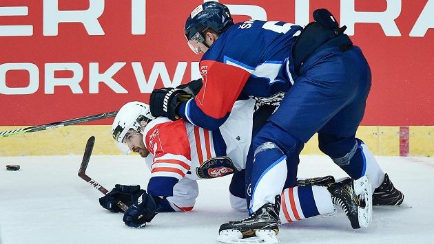 Liberecký obránce Ladislav Šmíd (vpravo) a útočník Andrew Calof z Växjö v semifinále Ligy mistrů Liberecký obránce Ladislav Šmíd (vpravo) a útočník Andrew Calof z Växjö v semifinále Ligy mistrů