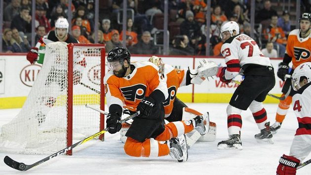 Obránce Philadelphie Radko Gudas zametá puk u branky v utkání proti New Jersey. Obránce Philadelphie Radko Gudas zametá puk u branky v utkání proti New Jersey.