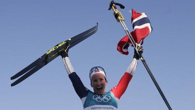 Norská lyžařka Marit Björgenová oslavuje svůj triumf ze závodu na 30 km klasickou technikou na ZOH v Koreji. Norská lyžařka Marit Björgenová oslavuje svůj triumf ze závodu na 30 km klasickou technikou na ZOH v Koreji.