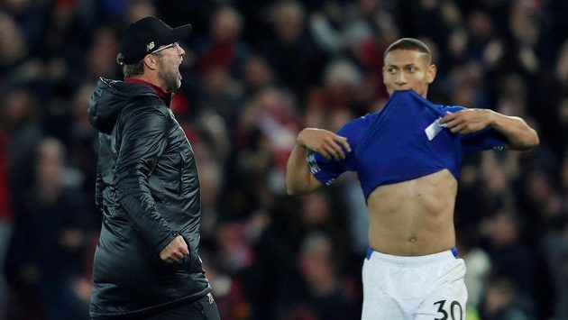 Kouč fotbalistů Liverpoolu Jürgen Klopp divoce slavil výhru nad Evertonem a hrozí mu disciplinární postih. Kouč fotbalistů Liverpoolu Jürgen Klopp divoce slavil výhru nad Evertonem a hrozí mu disciplinární postih.