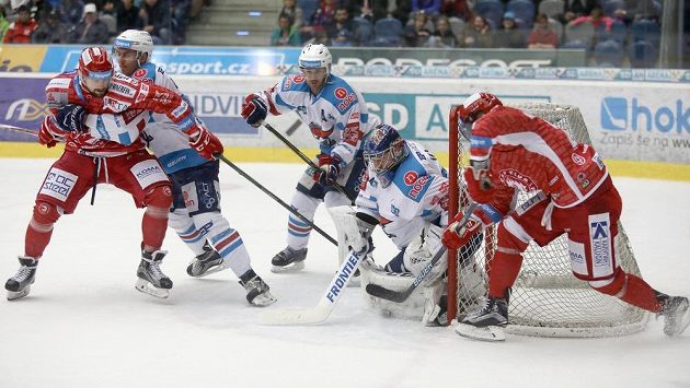 Zleva Rostislav Marosz z Třince a chomutovští hráči Ondřej Dlapa, Marek Tomica a brankář Ján Laco. Zcela vpravo je třinecký Martin Růžička. Zleva Rostislav Marosz z Třince a chomutovští hráči Ondřej Dlapa, Marek Tomica a brankář Ján Laco. Zcela vpravo je třinecký Martin Růžička.