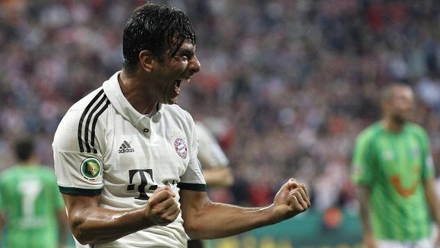 Radost Claudia Pizarra z Bayernu v utkání Německého poháru proti Hannoveru. Radost Claudia Pizarra z Bayernu v utkání Německého poháru proti Hannoveru.