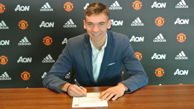 Český brankář Matěj Kovář při podpisu smlouvy s Manchesterem United. Český brankář Matěj Kovář při podpisu smlouvy s Manchesterem United.