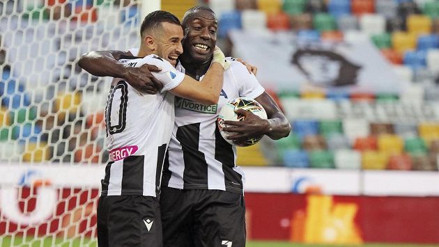 Radost fotbalistů Udine po ligové výhře nad Juventusem. Radost fotbalistů Udine po ligové výhře nad Juventusem.