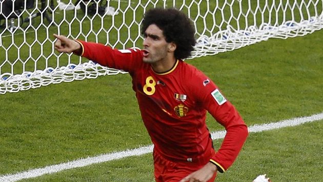 Střídající Marouane Fellaini zajistil Belgii vyrovnávací gól na 1:1 proti Alžírsku. Střídající Marouane Fellaini zajistil Belgii vyrovnávací gól na 1:1 proti Alžírsku.