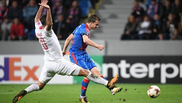 Plzeňský záložník Jan Kopic střílí vedoucí branku Viktorie Plzeň v utkání Evropské ligy s izraelským týmem Beer Ševa. Plzeňský záložník Jan Kopic střílí vedoucí branku Viktorie Plzeň v utkání Evropské ligy s izraelským týmem Beer Ševa.