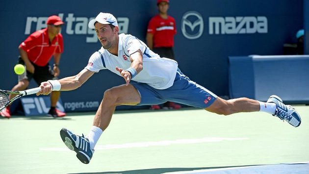 Srb Novak Djokovič v Torontu při utkání s Gillesem Müllerem z Lucemburska. V dalším kole bude hrát s Radkem Štěpánkem. Srb Novak Djokovič v Torontu při utkání s Gillesem Müllerem z Lucemburska. V dalším kole bude hrát s Radkem Štěpánkem.