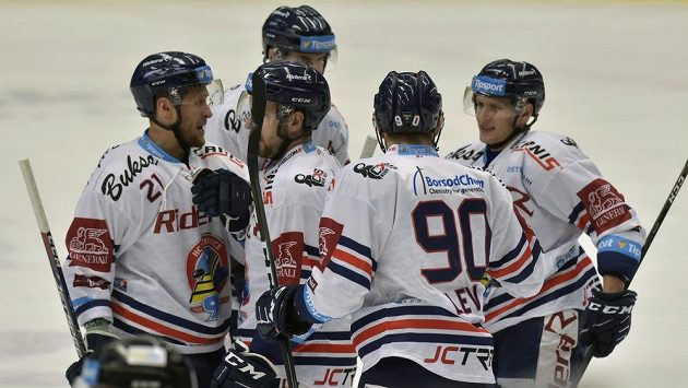 Hokejisté Vítkovic se radují z gólu v extraligovém utkání. Hokejisté Vítkovic se radují z gólu v extraligovém utkání.