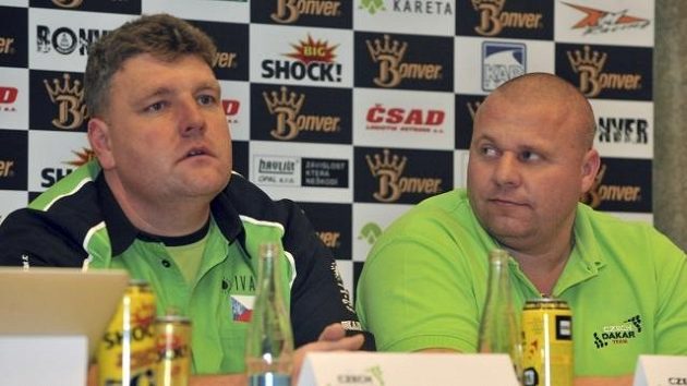 Řidiči Martin Kolomý (vlevo) a Marek Spáčil se letos pod hlavičkou Bonver Dakar Projectu vydají na Rallye Dakar. Řidiči Martin Kolomý (vlevo) a Marek Spáčil se letos pod hlavičkou Bonver Dakar Projectu vydají na Rallye Dakar.