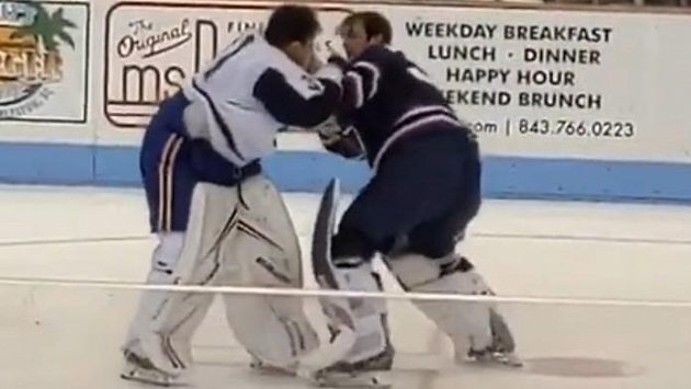 V utkání ECHL se do sebe pustili brankáři. V utkání ECHL se do sebe pustili brankáři.