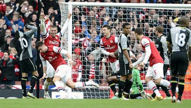 Olivier Giroud (druhý zleva) z Arsenalu slaví svoji trefu proti Tottenhamu. Olivier Giroud (druhý zleva) z Arsenalu slaví svoji trefu proti Tottenhamu.