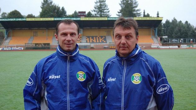 Nový trenér druholigového Sokolova Radoslav Látal (vlevo) s asistentem Jiřím Nečkem. Nový trenér druholigového Sokolova Radoslav Látal (vlevo) s asistentem Jiřím Nečkem.