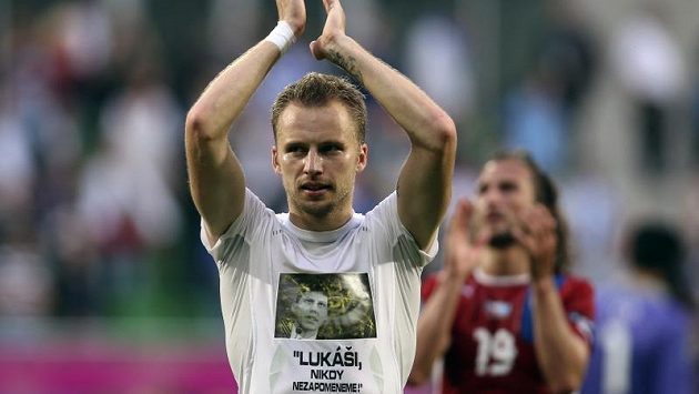Michal Kadlec se raduje z vítězství nad Řeckem v tričku se vzpomínkou na zesnulého funkcionáře a bývalého komentátora Lukáše Přibyla Michal Kadlec se raduje z vítězství nad Řeckem v tričku se vzpomínkou na zesnulého funkcionáře a bývalého komentátora Lukáše Přibyla