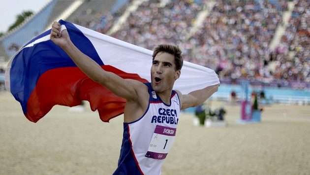 Moderní pětibojař David Svoboda slaví olympijský triumf a zisk zlaté medaile. Moderní pětibojař David Svoboda slaví olympijský triumf a zisk zlaté medaile.