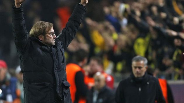 Trenér Borussie Dortmund Jürgen Klopp (vlevo) se raduje z gólu. Vpravo smutný kouč Realu Madrid José Mourinho. Trenér Borussie Dortmund Jürgen Klopp (vlevo) se raduje z gólu. Vpravo smutný kouč Realu Madrid José Mourinho.