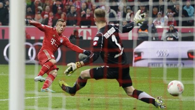 Takhle Xherdan Shaqiri z Bayernu vyrovnal v utkání proti Mönchengladbachu na 1:1, ale pro lídra bundesligy je remíza ztrátou Takhle Xherdan Shaqiri z Bayernu vyrovnal v utkání proti Mönchengladbachu na 1:1, ale pro lídra bundesligy je remíza ztrátou