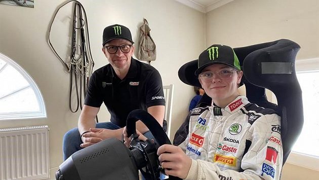 Oliver Solberg s otcem Petterem, bývalým mistrem světa v rallye. Oliver Solberg s otcem Petterem, bývalým mistrem světa v rallye.