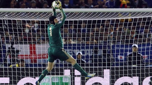 Petr Čech při zákroku v semifinále MS klubů proti Monterrey. Petr Čech při zákroku v semifinále MS klubů proti Monterrey.