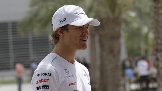 Nico Rosberg, vítěz minulého závodu MS formule 1, před tréninkem Grand prix Bahrajnu. Nico Rosberg, vítěz minulého závodu MS formule 1, před tréninkem Grand prix Bahrajnu.