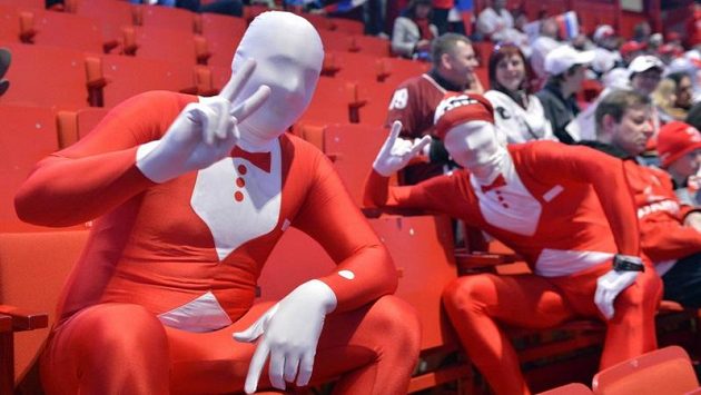 Ruští fanoušci během zápasu s Lotyšskem na MS v Globen Areně ve Stockholmu. Ruští fanoušci během zápasu s Lotyšskem na MS v Globen Areně ve Stockholmu.