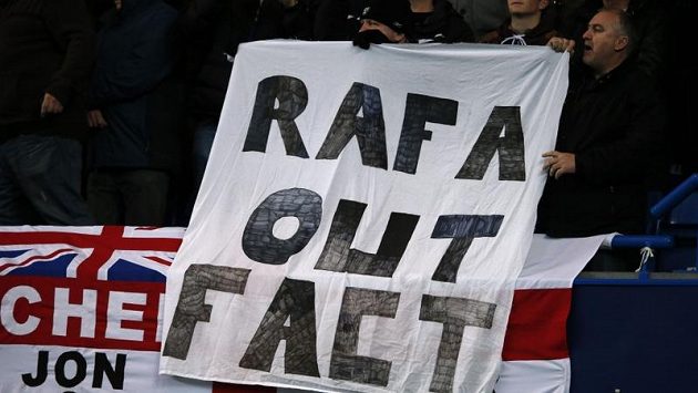 Rafael Benítez se na Stamford Bridge dočkal od fanoušků Chelsea nevlídného přijetí. Rafael Benítez se na Stamford Bridge dočkal od fanoušků Chelsea nevlídného přijetí.