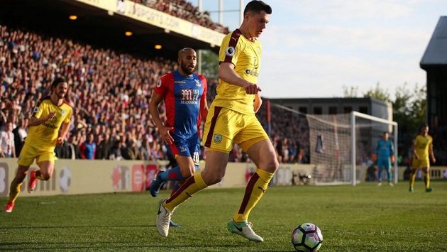 Anglický obránce Michael Keane se stal již pátou posilou fotbalistů Evertonu v letním přestupovém období. Liverpoolský klub za něj zaplatí skoro miliardu. Anglický obránce Michael Keane se stal již pátou posilou fotbalistů Evertonu v letním přestupovém období. Liverpoolský klub za něj zaplatí skoro miliardu.