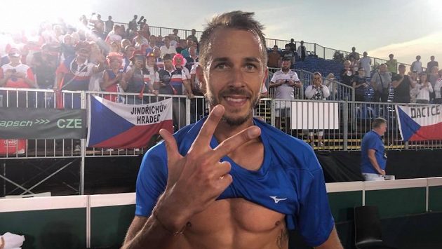 Český tenista Lukáš Rosol poté, co v daviscupové baráži v Maďarsku přidal třetí rozhodující bod. Český tenista Lukáš Rosol poté, co v daviscupové baráži v Maďarsku přidal třetí rozhodující bod.