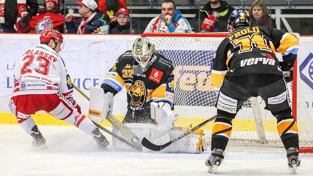 Zleva Jiří Polanský z Třince a brankář Jaroslav Janus a Tomáš Frolo z Litvínova. Zleva Jiří Polanský z Třince a brankář Jaroslav Janus a Tomáš Frolo z Litvínova.