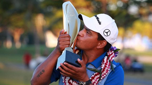 Argentinský golfista Fabián Gómez s trofejí za vítězství na turnaji v Honolulu. Argentinský golfista Fabián Gómez s trofejí za vítězství na turnaji v Honolulu.