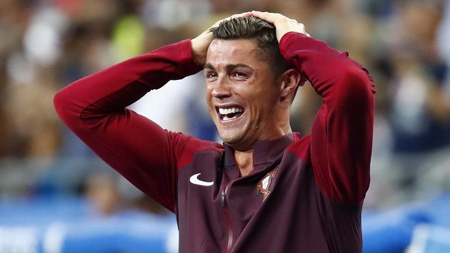 Po zranění střídaný Cristiano Ronaldo po Éderově brance nevěděl, jestli se smát, či plakat štěstím. Po zranění střídaný Cristiano Ronaldo po Éderově brance nevěděl, jestli se smát, či plakat štěstím.