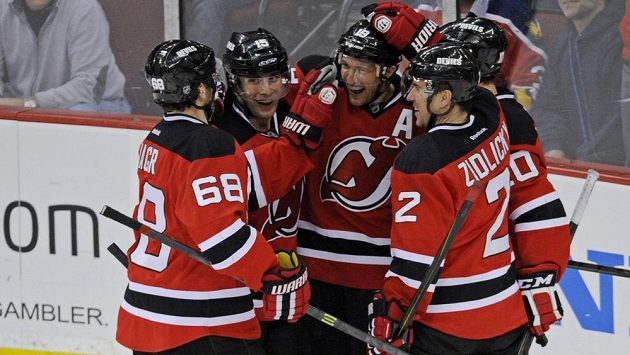 Útočník New Jersey Jaromír Jágr (zcela vlevo) slaví se spoluhráči gól v síti Floridy. Útočník New Jersey Jaromír Jágr (zcela vlevo) slaví se spoluhráči gól v síti Floridy.