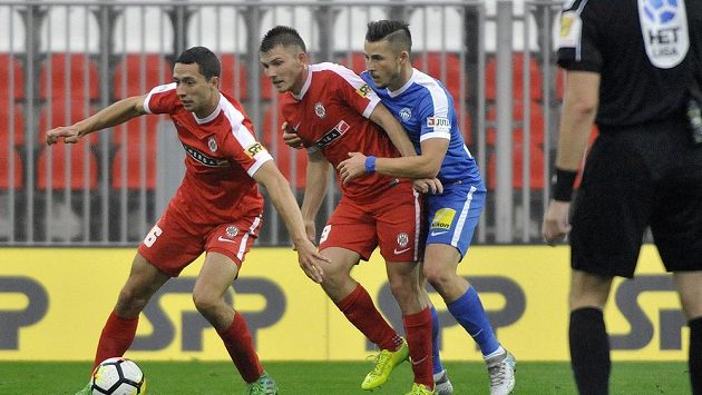 Zleva Jan Sedlák a Milan Lutonský z Brna a Radek Voltr ze Slovanu Liberec. Zleva Jan Sedlák a Milan Lutonský z Brna a Radek Voltr ze Slovanu Liberec.