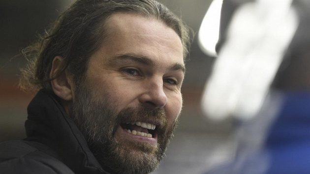 Jaromír Jágr povzbuzuje hráče na kladenské střídačce. Jaromír Jágr povzbuzuje hráče na kladenské střídačce.